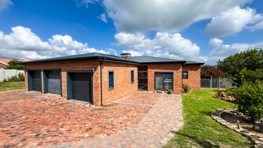 4 Bedroom Property for Sale in Fraaiuitsig Western Cape